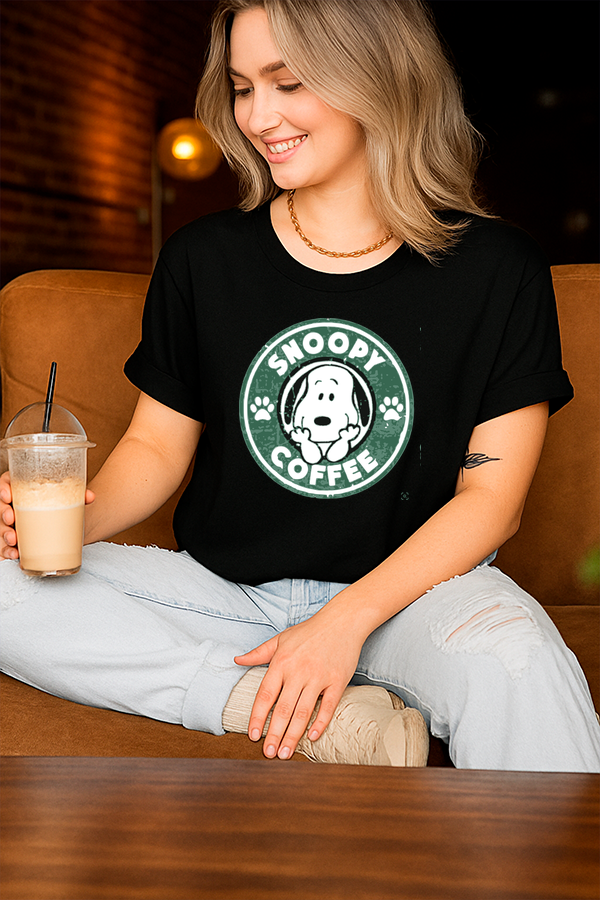 Playera Dama Cuello Redondo Snoopy Caffe - Image 2