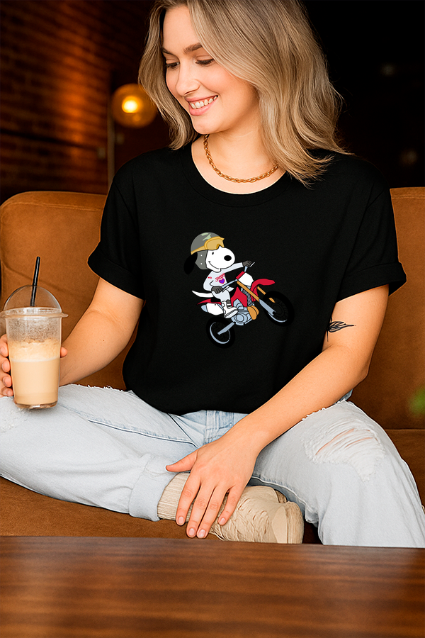 Playera Dama Cuello Redondo Snoopy Dirt Bike - Image 2